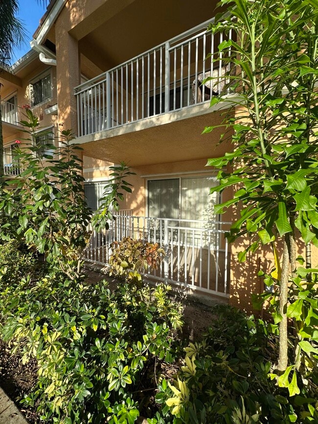 Building Photo - 191 SW Palm Dr