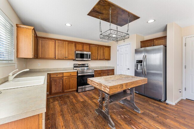 Building Photo - Lovable 3 Bed, 2.5 Bath Single Family Thor...