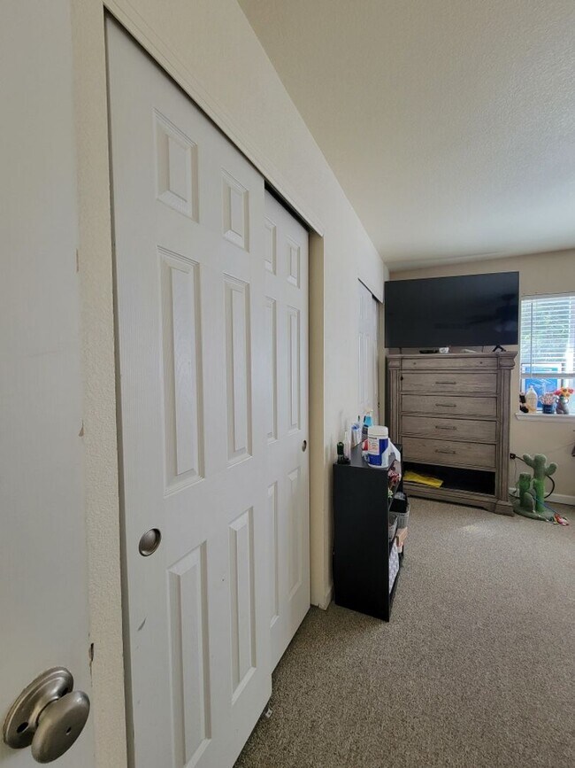 Building Photo - Three-bedroom condo in Denver boasts a lar...