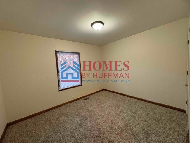 Building Photo - Two Bedroom Duplex | Move in Ready