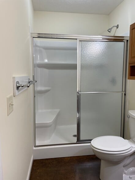 Ensuite shower - 1030 Sun Creek Rd