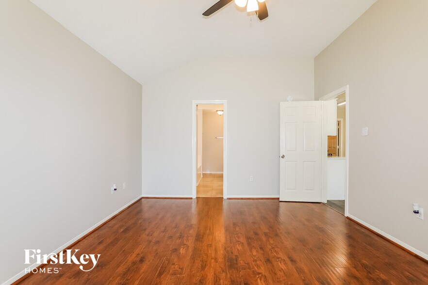 Building Photo - 7122 Woodland Oaks