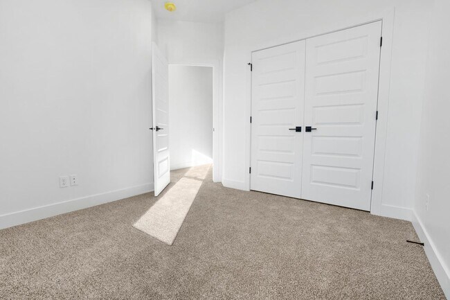 Building Photo - HURRICANE TOWNHOME - END UNIT