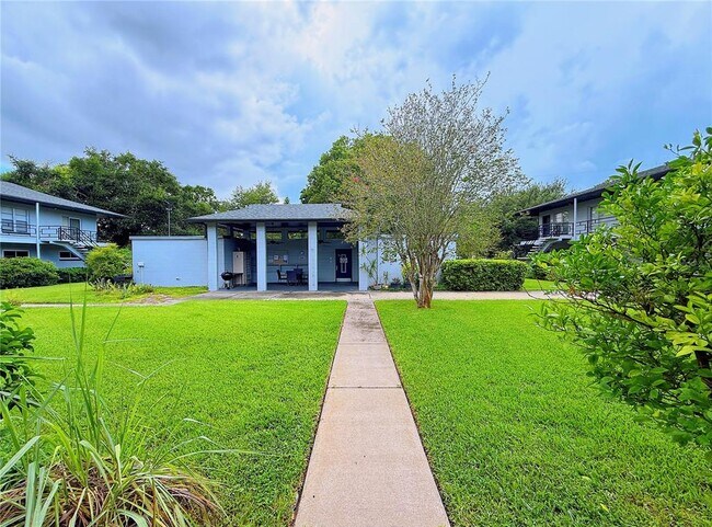 Building Photo - 825 N Primrose Dr
