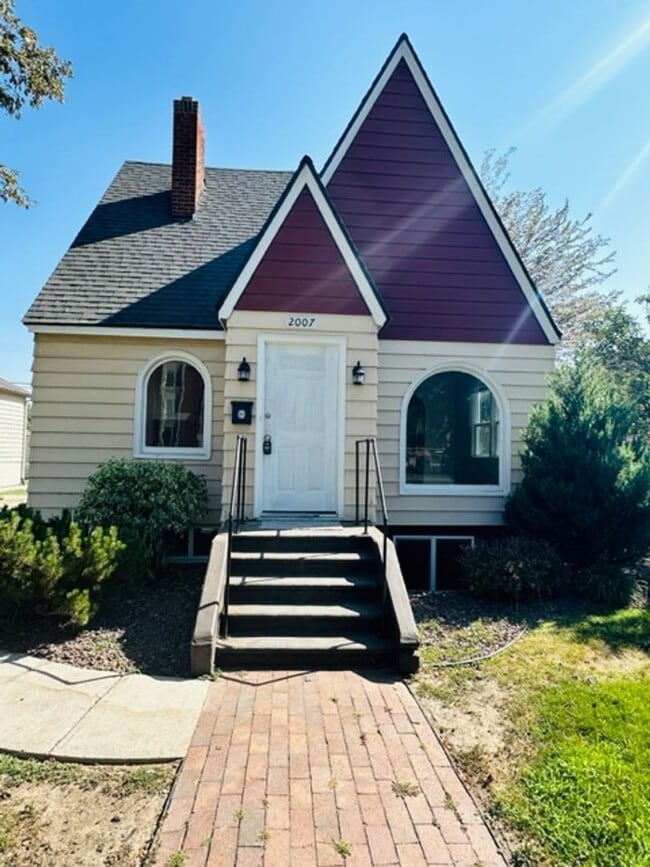 Building Photo - Adorable remodeled in 2023 2 bedroom 1 bathroom duplex available soon!