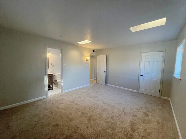 Building Photo - Spacious 3 Bedroom 2 Bathroom Home In The NE!