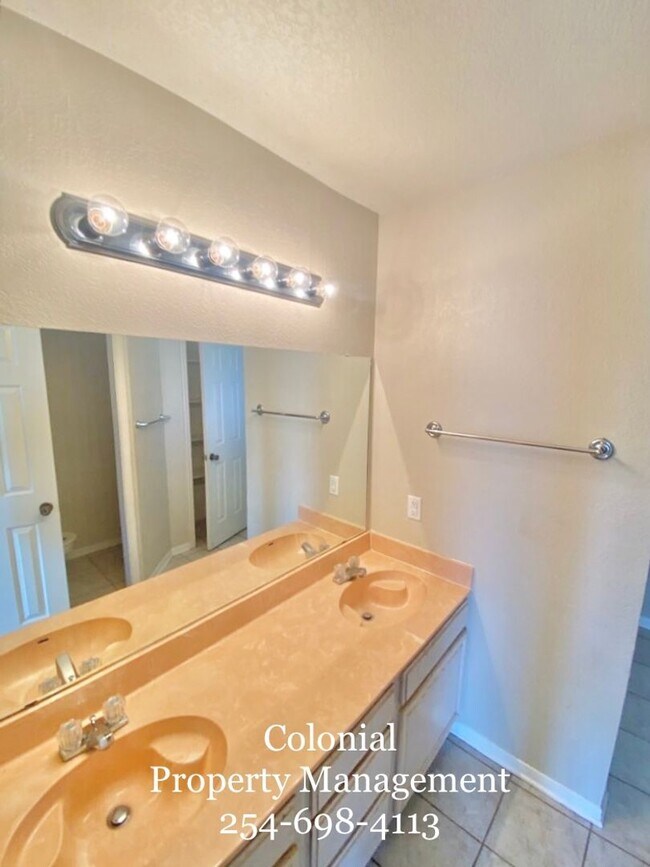 Building Photo - AVAILABLE NOW!