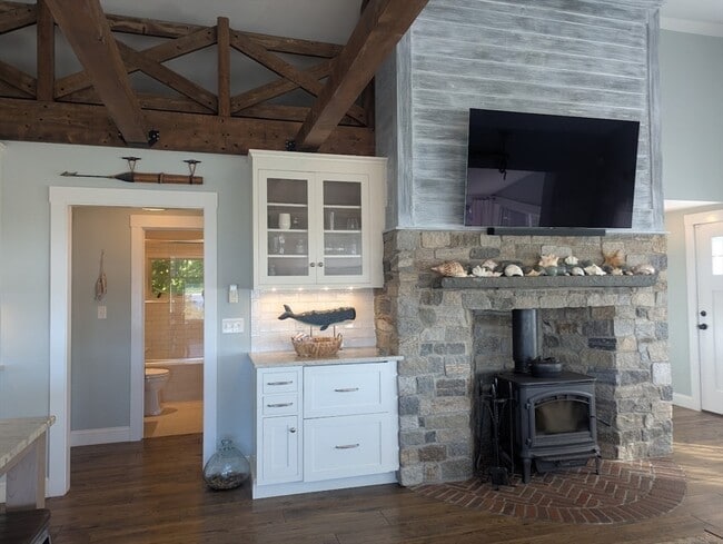 Building Photo - 37 River Rd