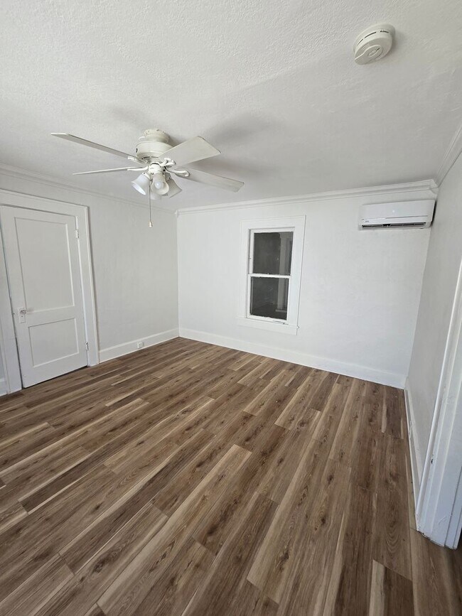 Building Photo - MOVE IN SPECIAL !! SPACIOUS 1/1 CONVENIENTLY LOCATED CLOSE TO DOWNTOWN ST. PETERSBURG