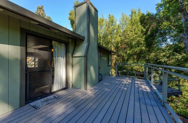 Building Photo - 475 Riverview Dr