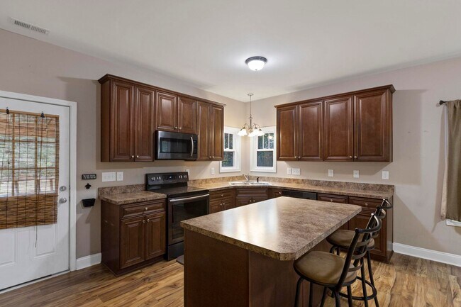 Building Photo - Beautiful 3-bedroom, 2.5-bathroom home available for lease in Hampstead