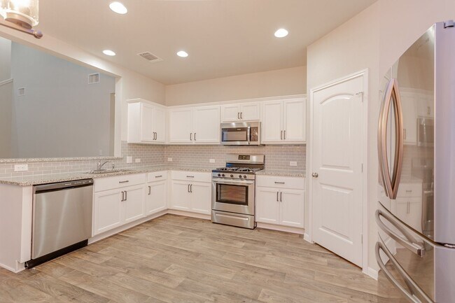 Building Photo - Beautiful 3 Bed / 2.5 Bath Home with High ...
