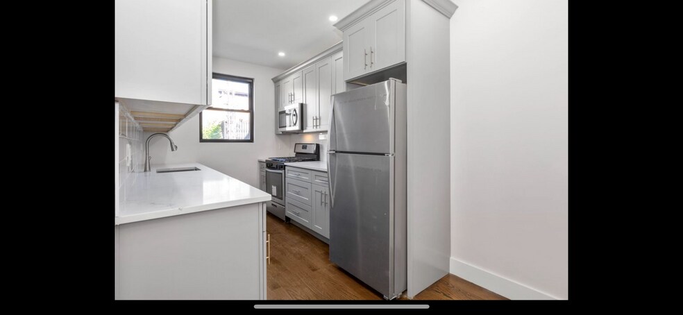 Building Photo - 2452 33rd St