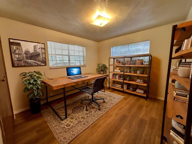 Building Photo - 3 Bedroom, 2 Bath! with Parking, Washer and Dryer, finished basement! (Comanche)