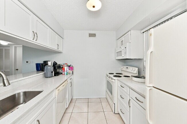 Building Photo - Charming 2-Bed Condo Retreat with Granite Touches in Sunny Venice!