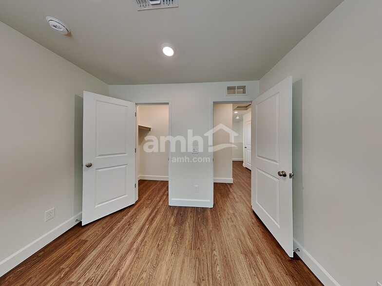 Building Photo - 658 W Bosal Dr