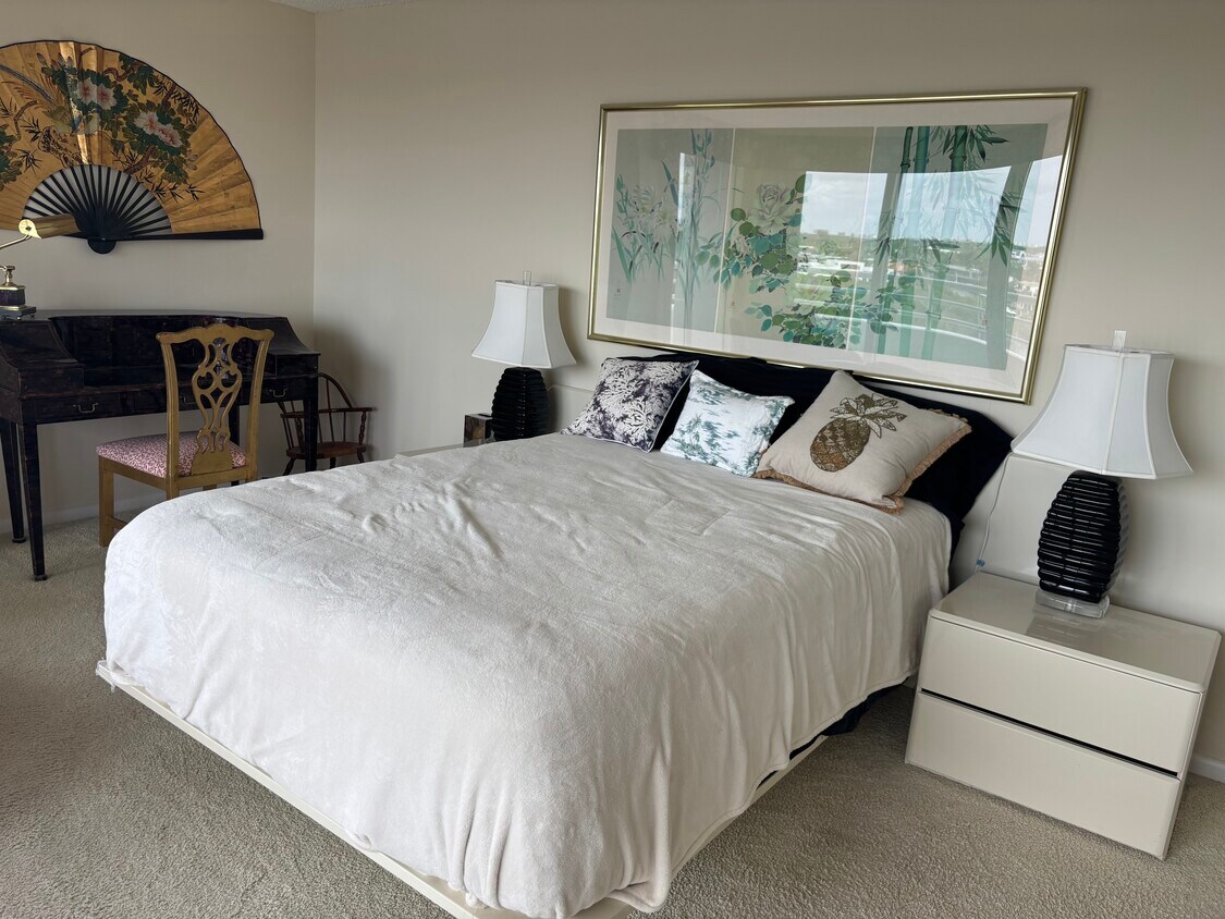 Primary bedroom - 4201 N Ocean Blvd
