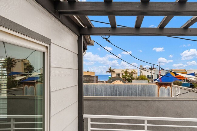 Building Photo - Luxurious Coastal Retreat with Stunning Oc...