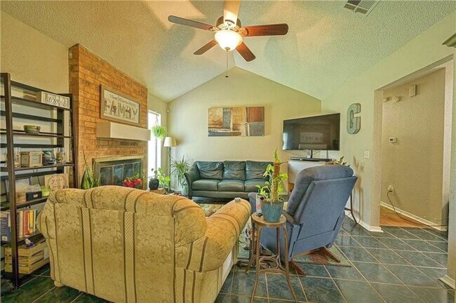Building Photo - Gorgeous 3 bed/2 bath home in MWC!!
