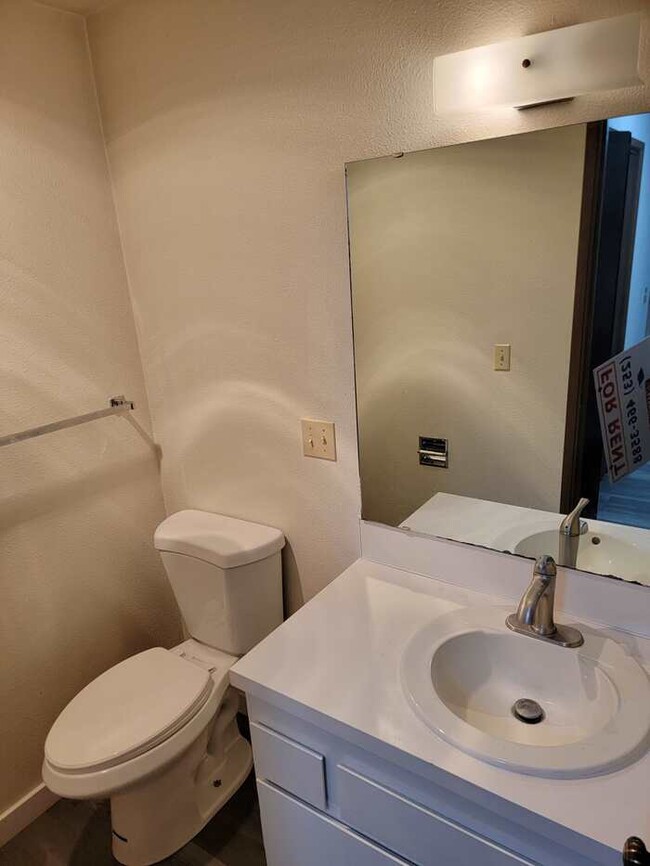 Building Photo - AVAILILBE NOW West Olympia 2bdr 1.5bath To...