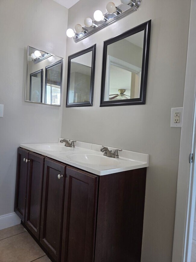 Building Photo - S. BISCAYNE & TAMIAMI TRAIL / 2 bedroom ho...
