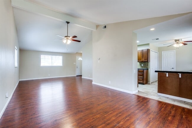 Building Photo - 811 Brentwood Ln
