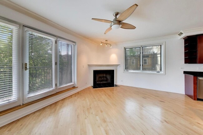 Building Photo - 815 N Marshfield Ave