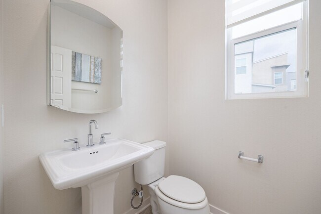 Building Photo - Beautifully Updated 3-Bedroom Detached hom...