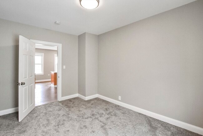 Building Photo - 27 Oak St