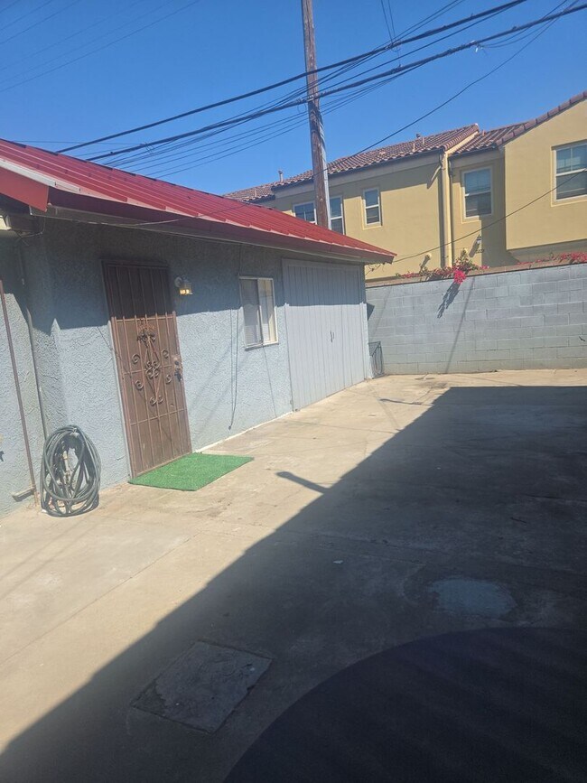 Building Photo - Must see this Large  one bedrom one bath  ADU home with availalbe off street parking.