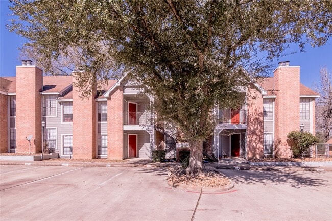 Building Photo - 2401 Sycamore Ave
