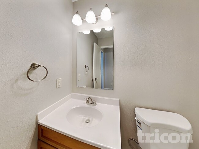 Building Photo - 940 Ravine Dr