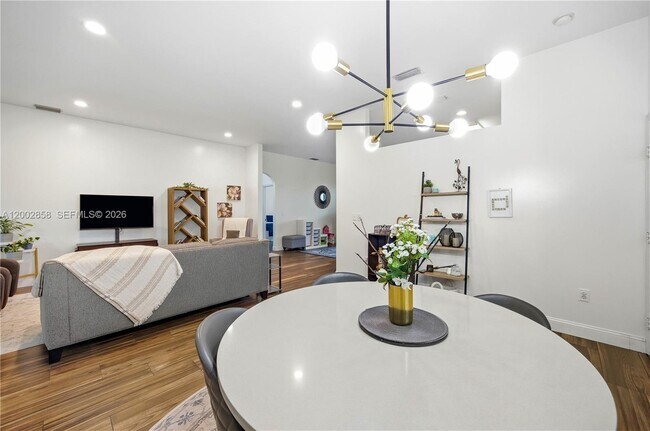 Building Photo - 2615 SE 5th Ct