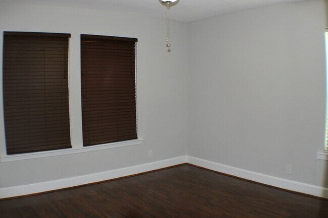 Building Photo - 1313 Casa Vale Dr