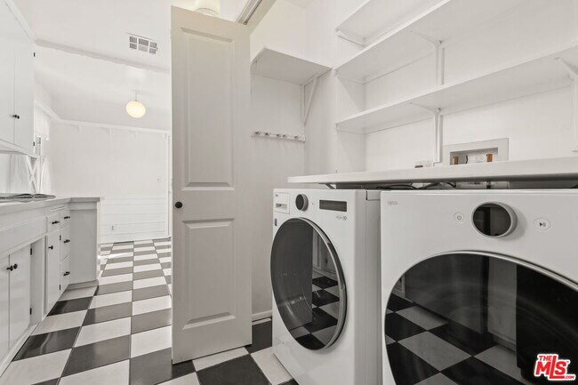 Building Photo - 5733 Radford Ave