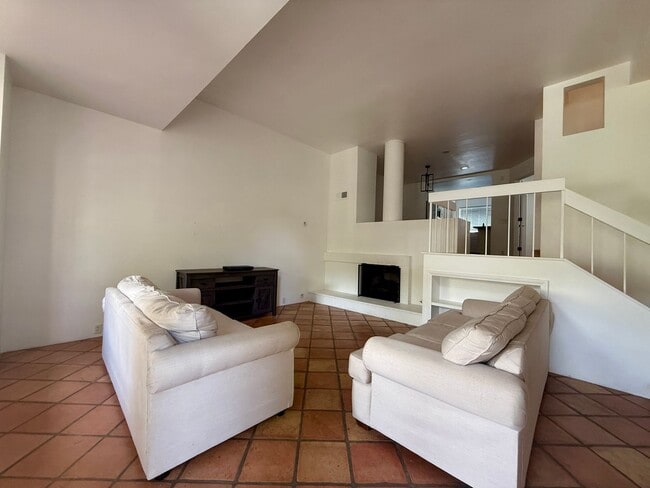 Building Photo - Beautiful 3 bedroom (2 bed + den/office) t...