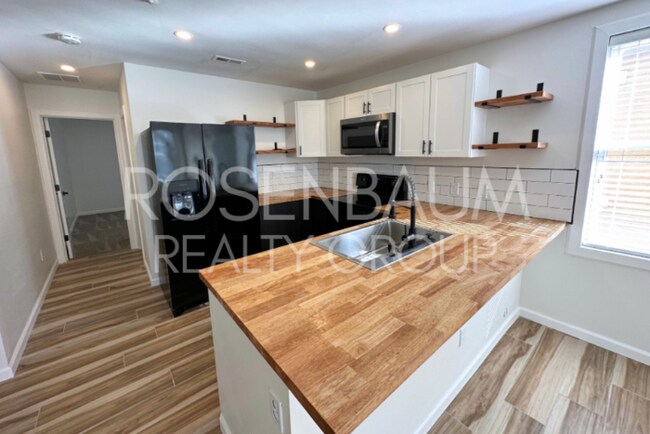 Building Photo - Stylish 3-story townhome in The Gardens Co...