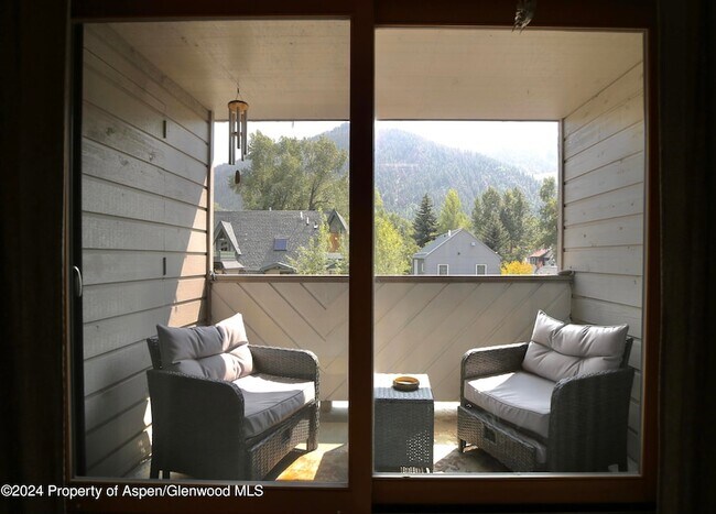 Building Photo - 1007 E Hyman Ave