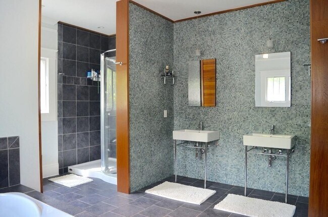 Building Photo - 942 Virginia Cir NE