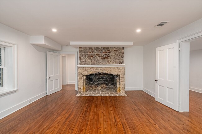 Building Photo - Renovated 2 Bedroom Carriage house off Laf...