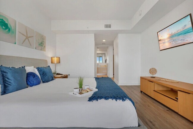Building Photo - 2602 E Hallandale Beach Blvd
