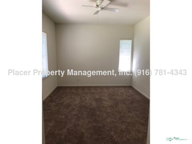 Building Photo - Avail June 9! Large 3 bdrm w/Great Yard &a...