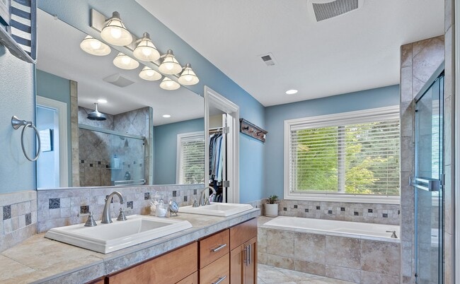 Building Photo - Desirable Oregon City / Luxury Home, High End Amenities, Central Air, Central Vac, Tank-less Hot ...