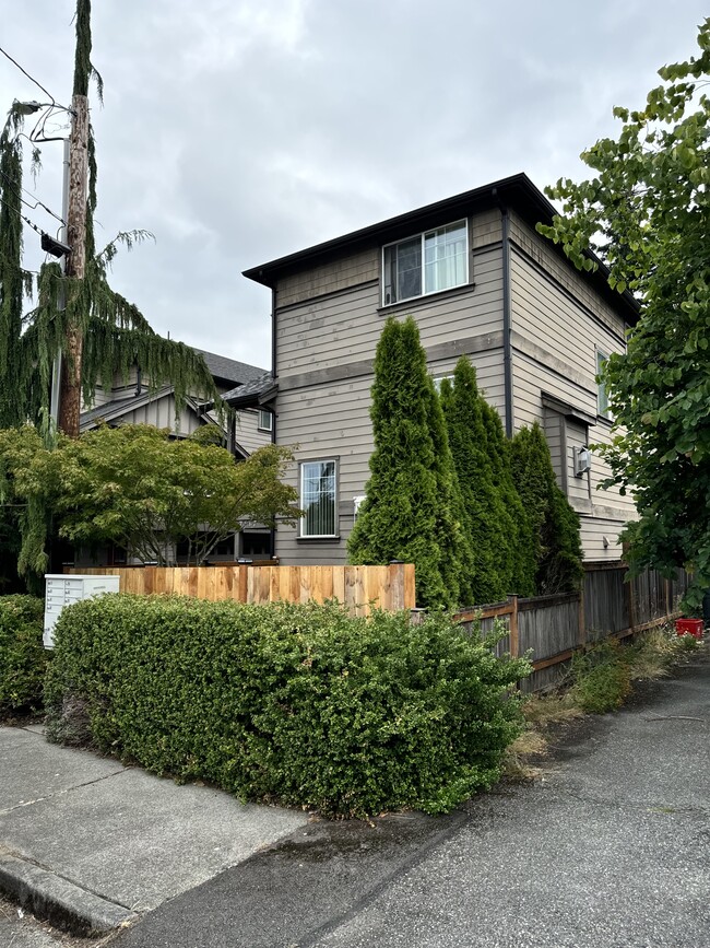 Building Photo - 7117 Rainier Dr