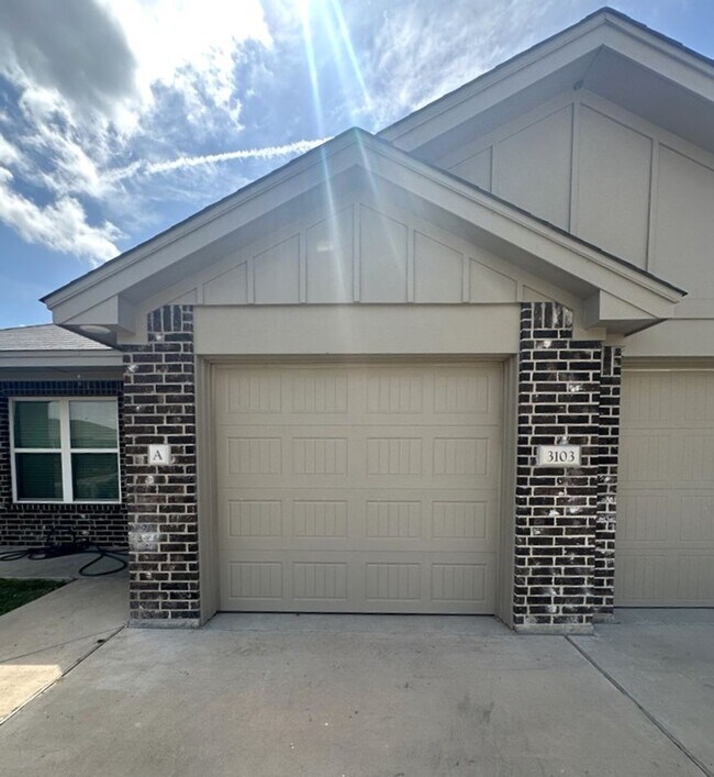 Building Photo - AVAILABLE NOW! (SECTION 8 ACCEPTED)