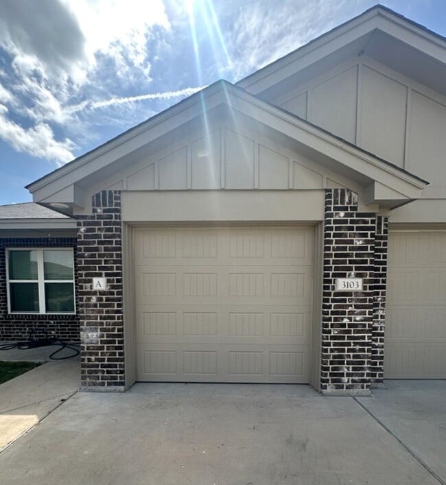 Building Photo - AVAILABLE NOW!