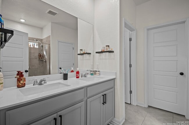 Building Photo - 13044 Louberg Vly