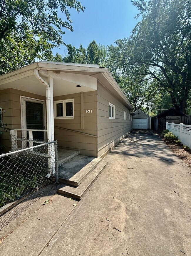 Building Photo - 931 W Oak St