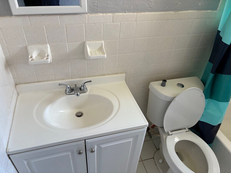Bath - 440 Las Palmas Cir