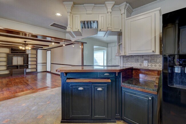 Building Photo - 4 bed 3 bath home!
